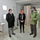 Alcalde de Porvenir junto a la delegada presidencial y el director regional del servicio médico legal de Magallanes visitaron la morgue local