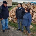 Vecinos de sectores periurbanos de Porvenir son beneficiados con leña y agua.