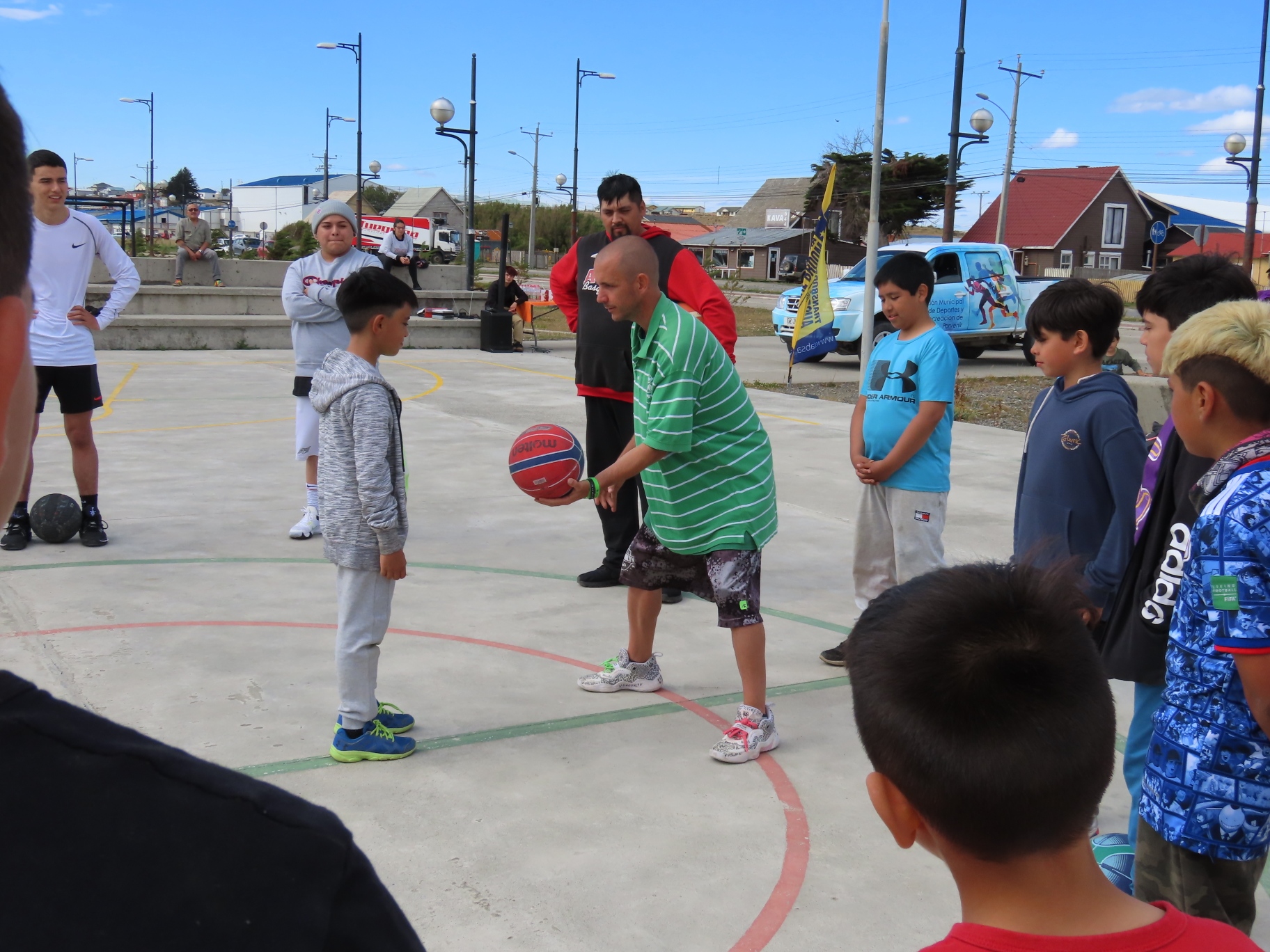 Se realizó clínica de Basquetbol en Porvenir. - Municipalidad de Porvenir