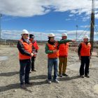 Alcalde de Porvenir y autoridades de gobierno recorrieron la construcción del nuevo Gimnasio Padre Mario Zavattaro que ya presenta avances 