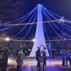 Familias participaron del tradicional Encendido de Luces en el mes aniversario de Porvenir